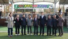 최기문 영천시장이 11월 19일 단포축구장에서 개최된 2022년 경북동호인 화합축구대회에서 유소년 참가팀과 기념사진을 촬영하고 있다.