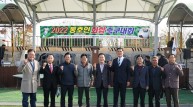 최기문 영천시장이 11월 19일 단포축구장에서 개최된 2022년 경북동호인 화합축구대회에서 유소년 참가팀과 기념사진을 촬영하고 있다.