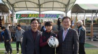 11월 19일 단포축구장에서 개최된 2022년 경북동호인 화합축구대회에서 최기문 영천시장과 이영기 시의원이 시축구를 받은 유소년 참가자와 기념촬영을 하고 있다.